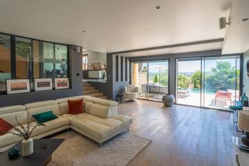 Location de vacances pour 11 personnes, avec terrasse ainsi que vue et piscine, animaux acceptés à Mézy-sur-Seine