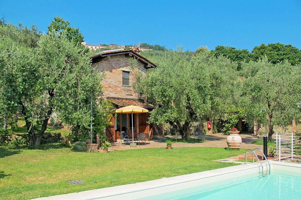 Alleinstehendes Ferienhaus mit Whirlpool, Klimaanlage, internet, privatem Pool, Tv, Innenhof in Montecatini-Terme, Pistoia Provinz