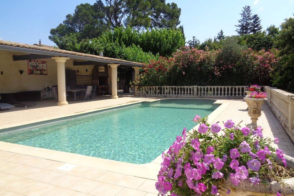 Apartment of character in a Provencal mas, on a wine farm. Very large park in Jonquières, Vaucluse