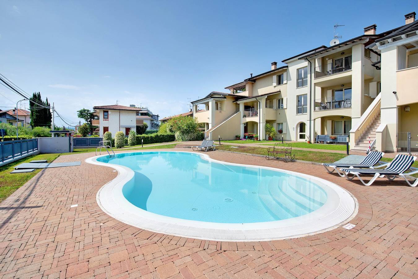 Apartamento entero, Apartamento vacacional 'Katy Lake Salvia' con piscina compartida, terraza privada y Wi-Fi in Rivoltella del Garda, Desenzano del Garda