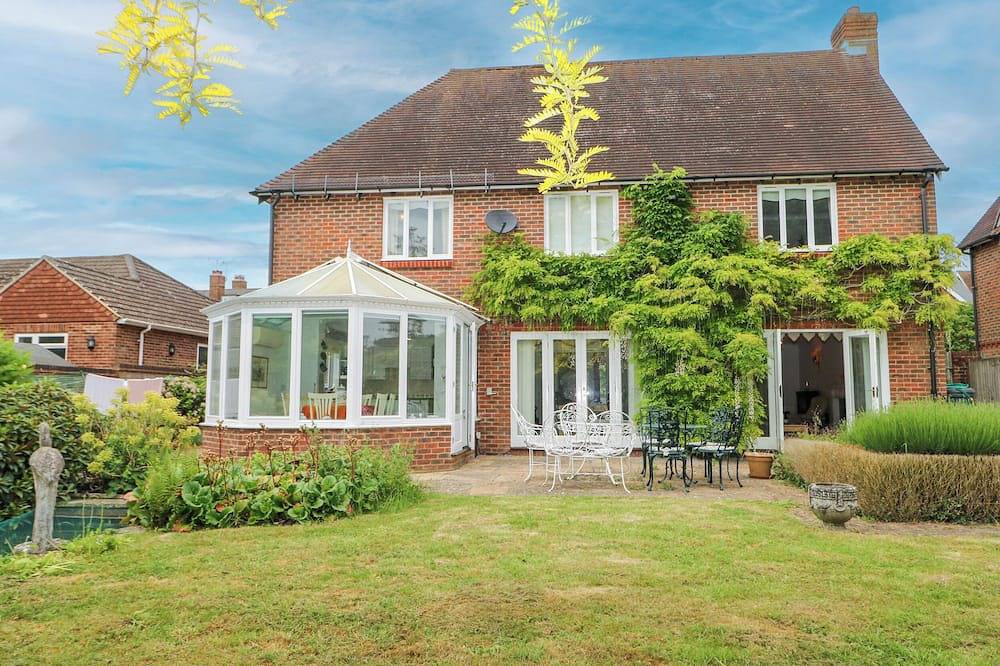 Little Birches, pet friendly, with a garden in Tenterden in Tenterden, Ashford region