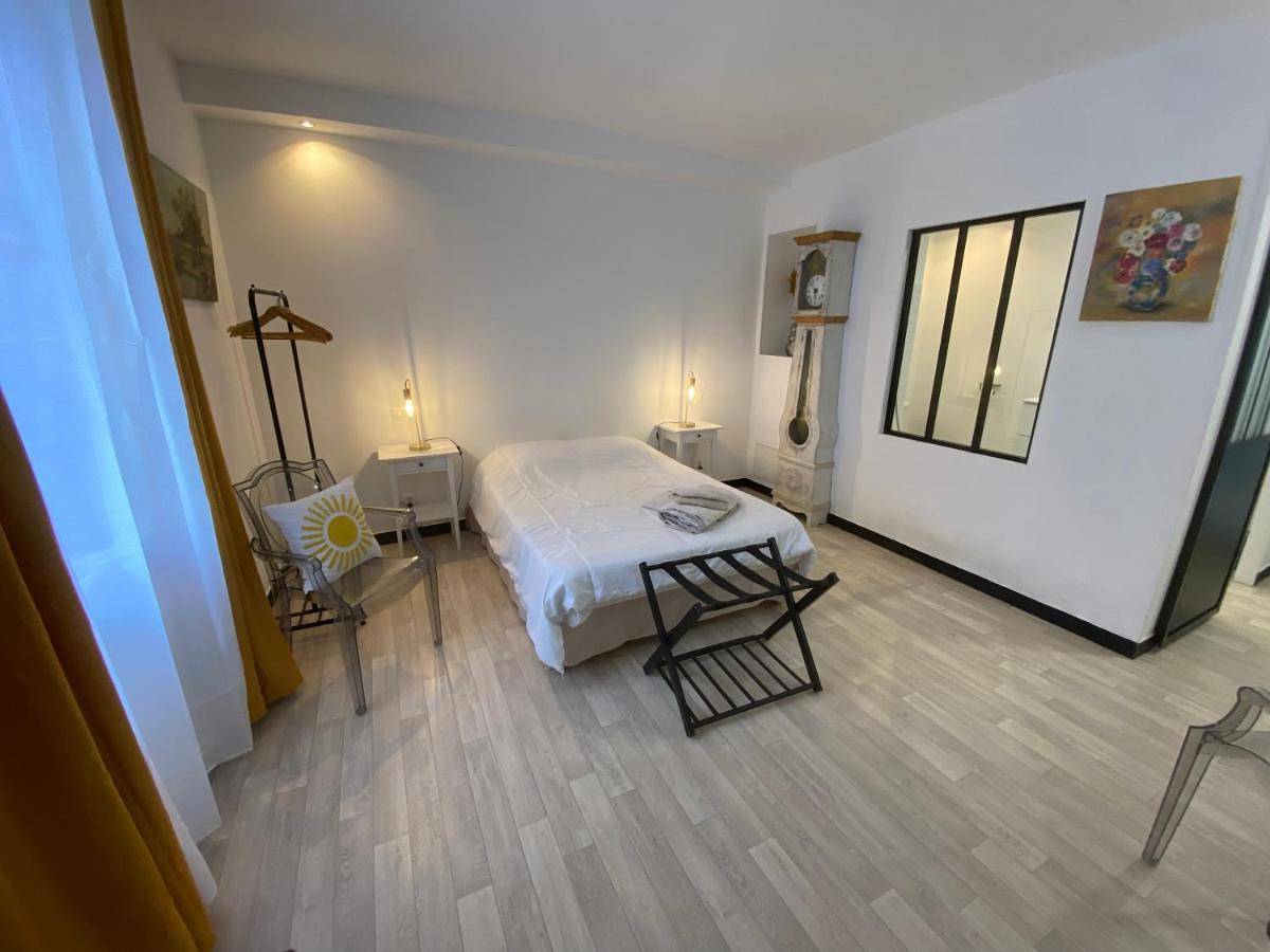Double Room with Private Bathroom in Argenton-sur-Creuse, Région de Châteauroux