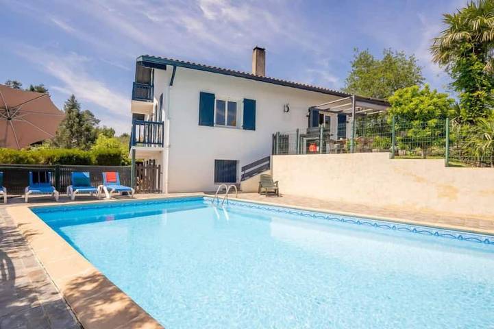 Maison de vacances pour 8 personnes, avec Balcon/Terrasse et Terrasse ainsi que Jardin et Piscine à Arcangues