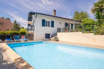 Gîte pour 8 personnes, avec piscine ainsi que jardin et terrasse, animaux acceptés dans Golf d'Arcangues