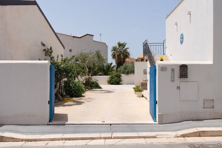 Entire apartment, Apartment 'Appartamento Piano Terra' with Shared Terrace, Wi-Fi and Air Conditioning in Custonaci, Trapani Province