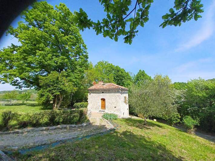 Location de vacances pour 3 personnes, avec Jacuzzi et Terrasse ainsi que Jardin et Vue à Madaillan