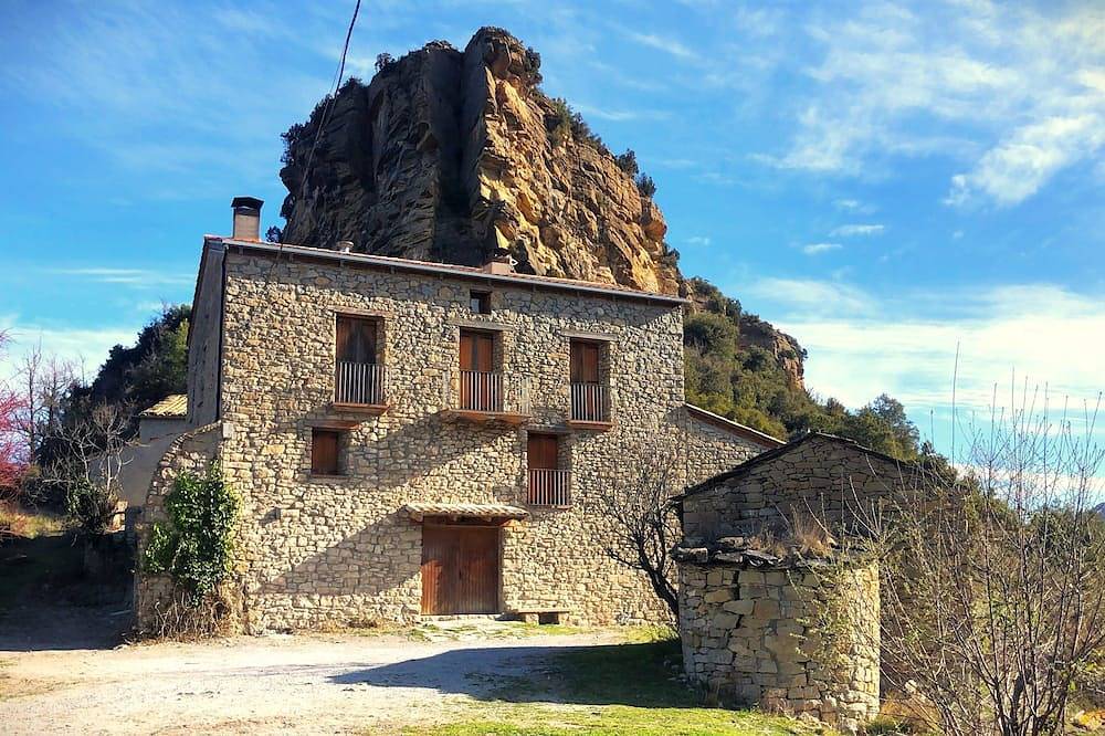 Casa rural de diseño totalmente reformada en medio de la naturaleza. in Coll de Nargó, Pirineos