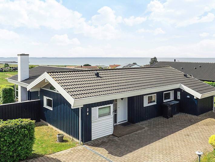Ferieudlejning for 6 personer, med Terrasse og Have i Karrebæksminde