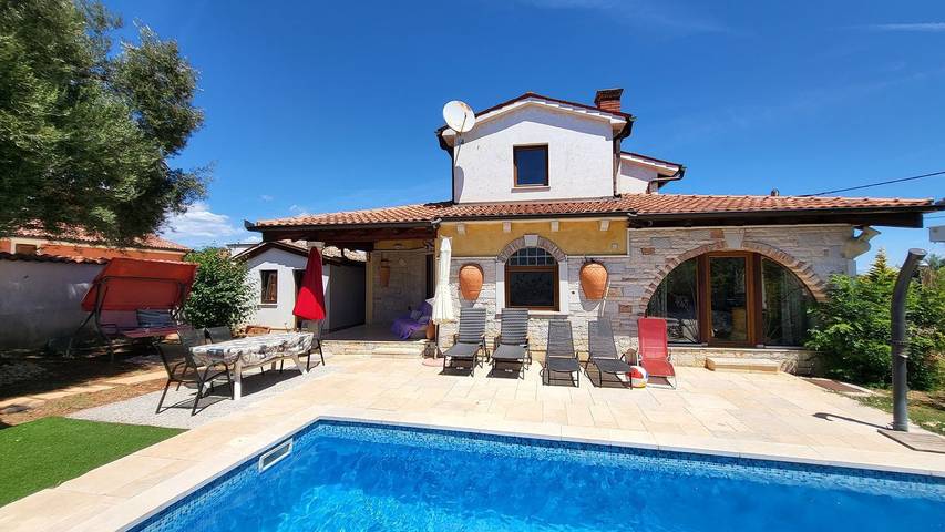 Ferienhaus für 8 Personen, mit Pool und Garten in Sisan