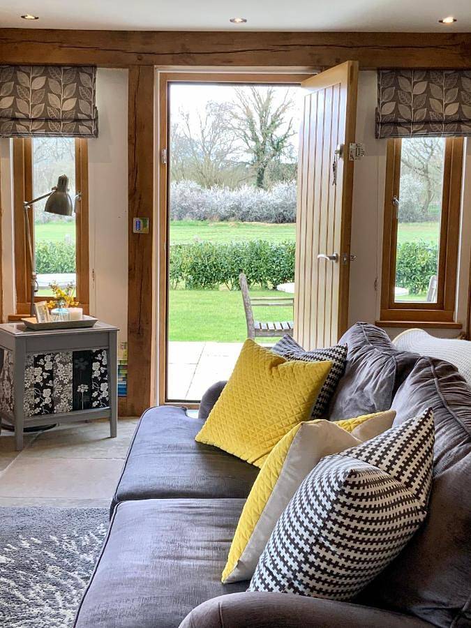 Quality Oak Barn with Hot Tub and Parking in Shalford, Guildford