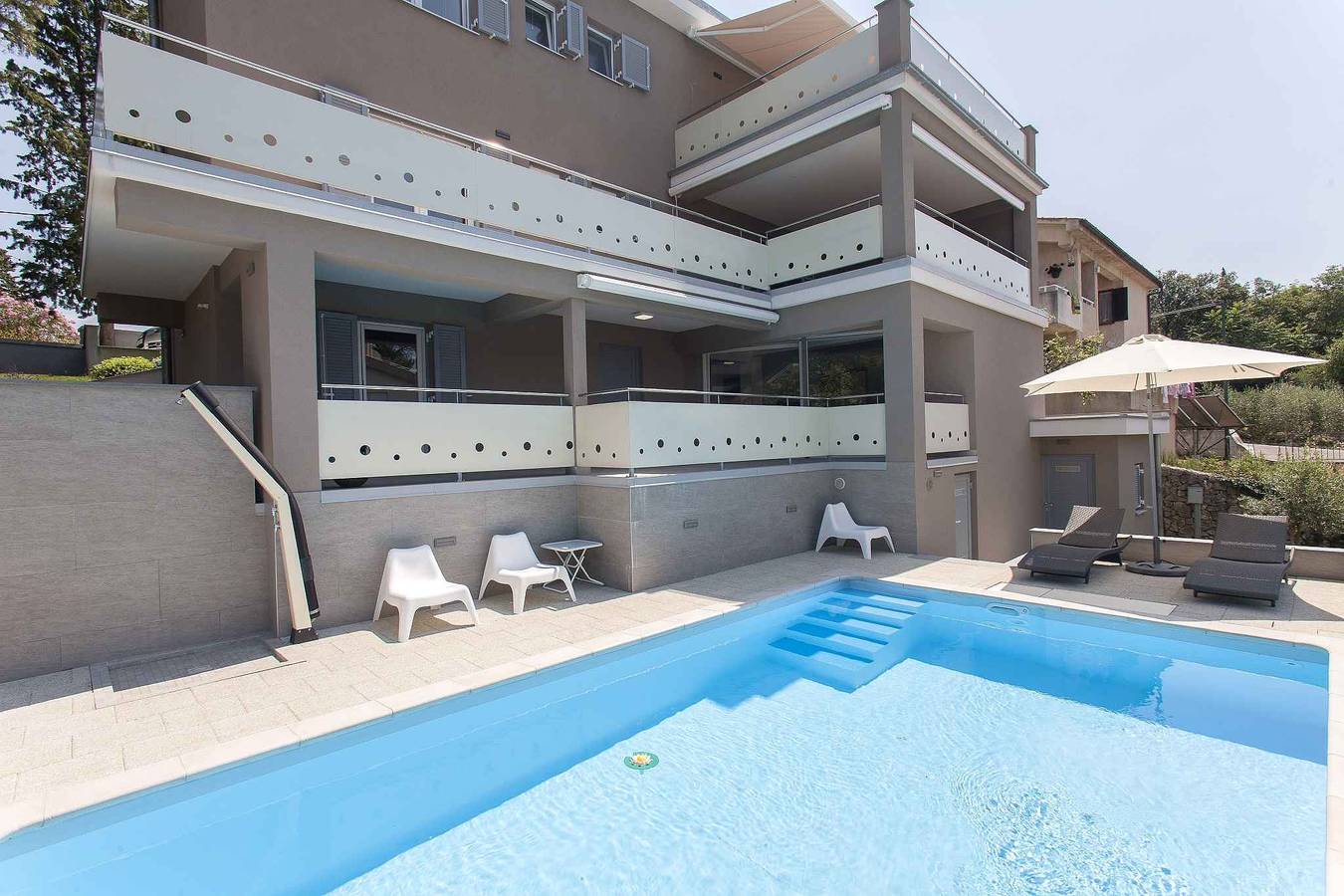 Ganze Ferienwohnung, Ferienwohnung mit Klimaanlage und Pool, 200 m vom Strand entfernt  in Malinska-Dubašnica, Krk