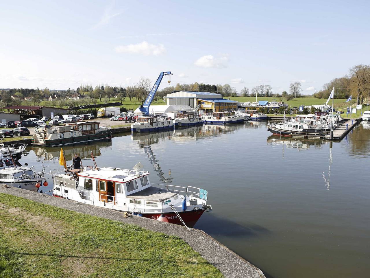 Houseboats at Niderviller Marina by Kuhnle-Tours - Kormoran 940 - führerscheinfreies Hausboot in Niderviller, Saarburg (Frankreich)