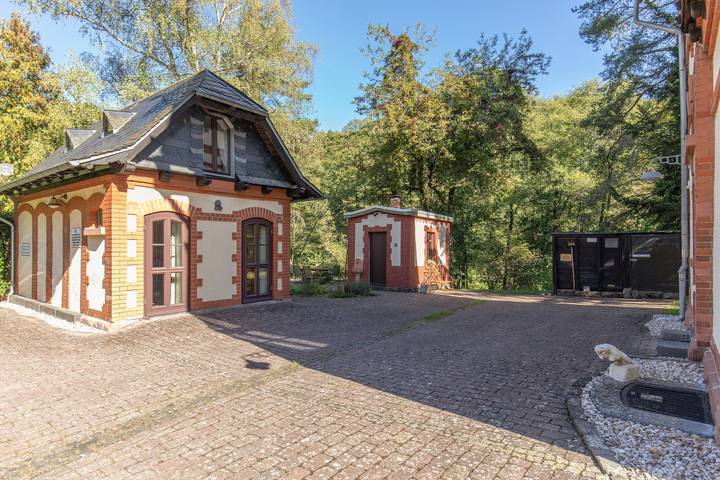 Ferienhaus ‚Bahnhof Hohenstein‘ – mit 7.000 Quadratmeter großem Grundstück zur alleinigen Nutzung in Hohenstein, Rheingau-Taunus-Kreis