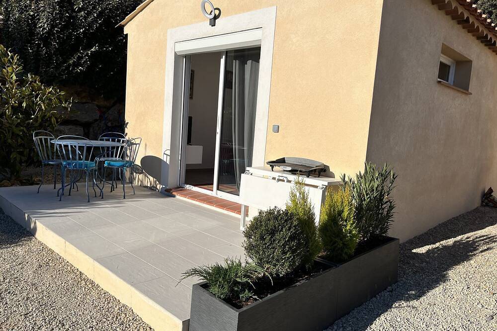 Entire apartment, Self-contained studio with swimming pool between the sea, the Gorges du Verdon and the lakes in Le Thoronet, Draguignan region