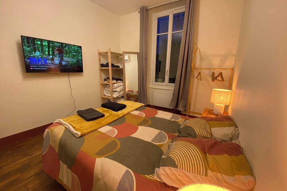 Entire apartment, Spacious apartment 200m from the station and the Loire, with private garden in Nevers, Nièvre