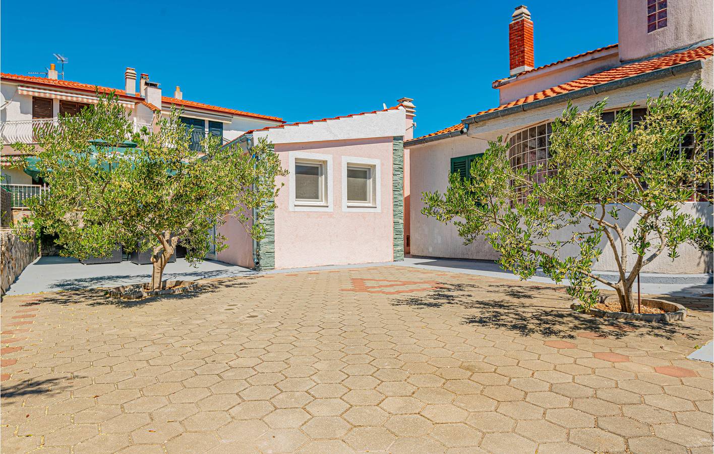 Ganze Ferienwohnung, Gemütliche Wohnung mit Terrasse, in Strandnähe und mit Parkplatz in Brodarica, Šibenik-Knin