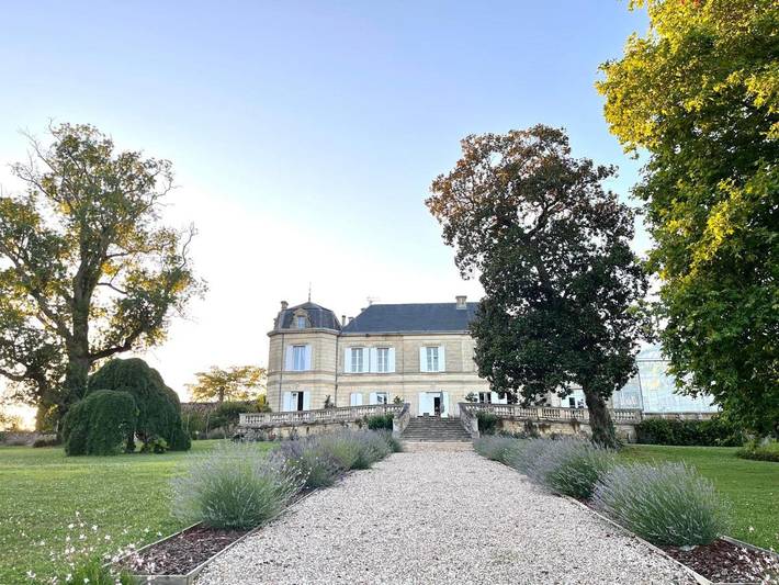 Chambre d’hôte pour 3 personnes, avec vue et jardin ainsi que terrasse et piscine à Gensac