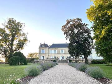 Cottage pour 3 personnes, avec jardin et terrasse ainsi que vue et piscine à Gensac