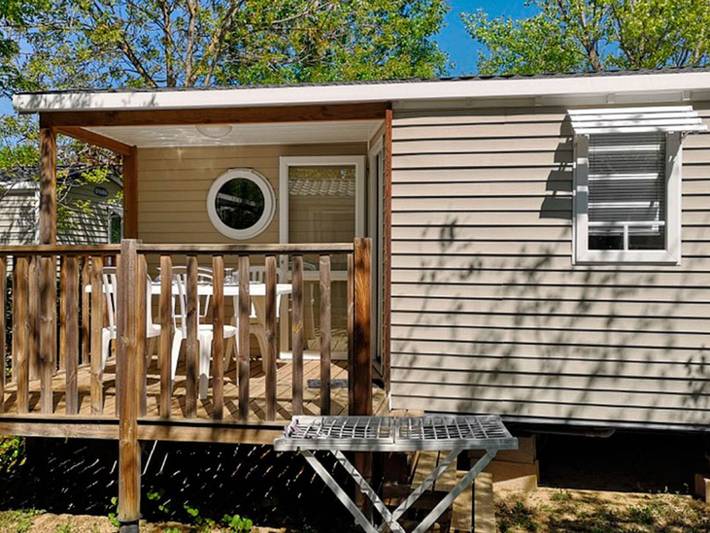 Mobil home pour 2 personnes, avec terrasse et piscine, animaux acceptés à Collias