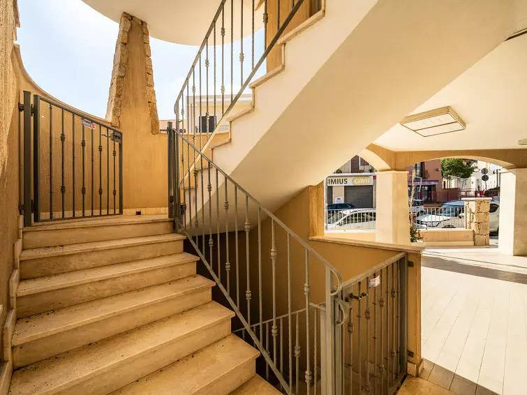 Appartement entier, Appartement moderne sur la plage avec parking et balcon - 1,5 km de Porto Luna in Crabonaxa/Villasimius, Villasimius