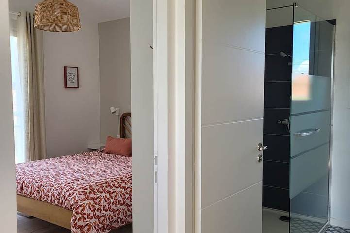 Location de vacances pour 6 personnes, avec jacuzzi dans Plage de La Source - 2