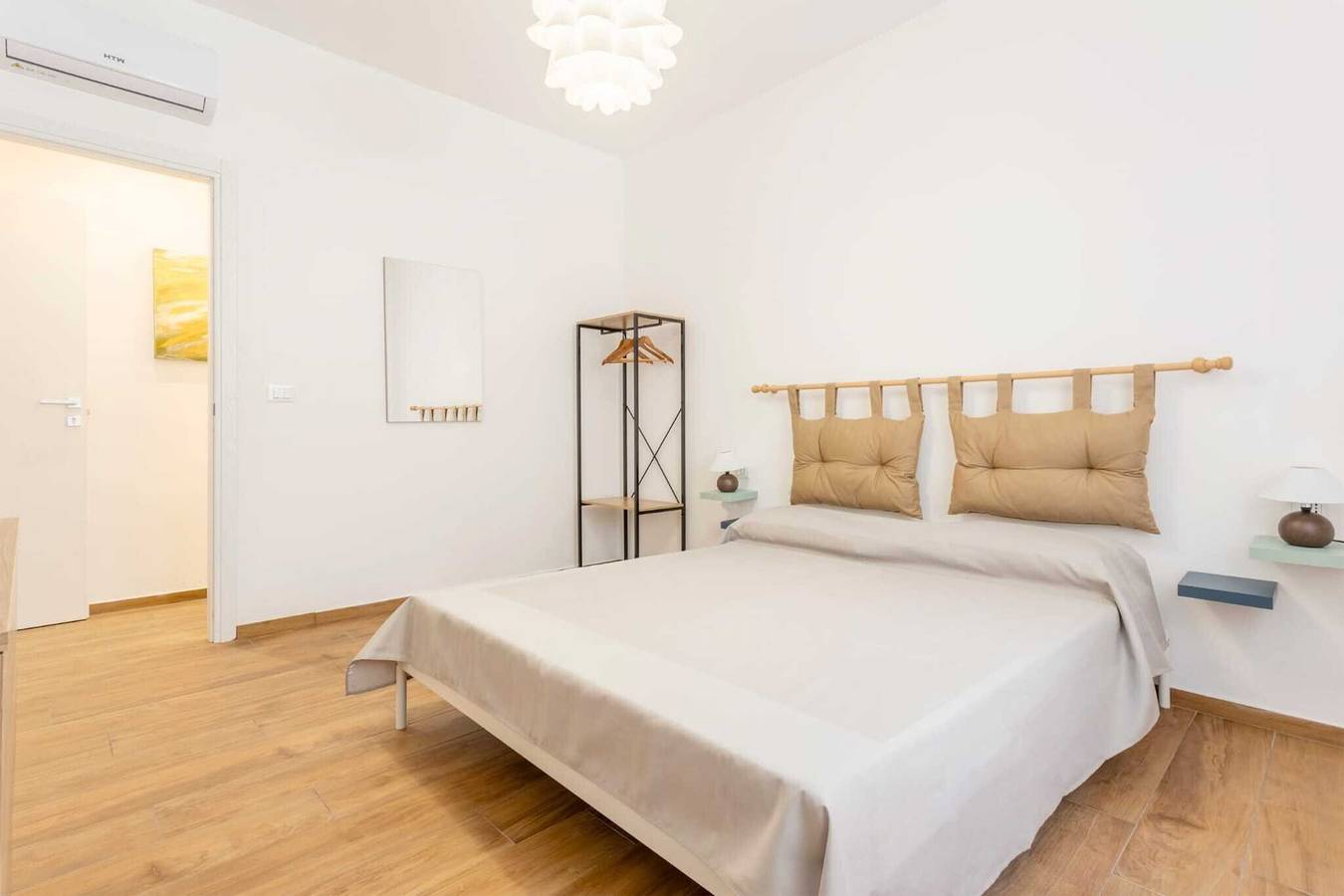 Appartamento intero, Appartamento 'Travel Rooms-Arenella Piano Terra 1' con vista sulle montagne e aria condizionata in Palermo, Provincia di Palermo