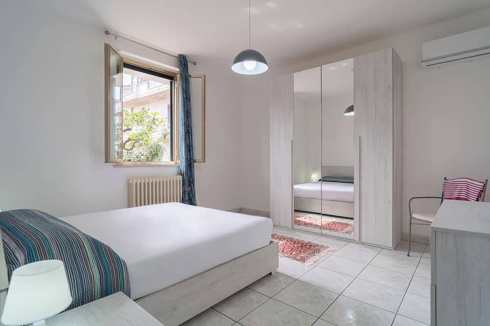 Entire apartment, A casa di Gigi - Three Bedroom Apartment, Sleeps 6 in Tortoreto Lido, Tortoreto Region