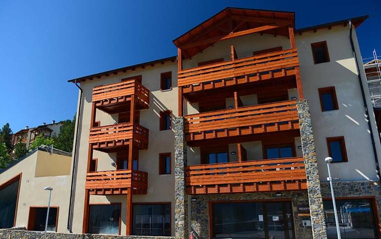 Appart’hôtel pour 6 personnes, avec Balcon et Jacuzzi ainsi que Terrasse et Piscine à Les Angles