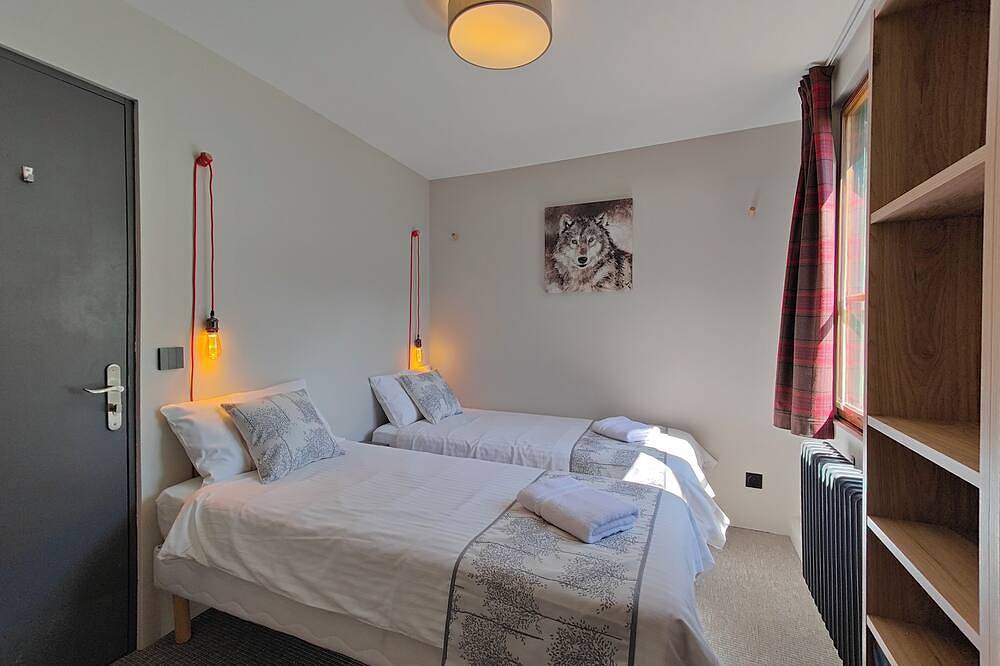 6‑Bedroom Chalet for 12–15 with Hot Tub and Mountain Views, Peisey‑Vallandry in Landry, Vanoise-Massiv