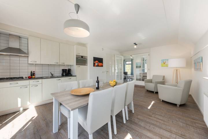 Ferienhaus für 6 Personen, mit Balkon/Terrasse und Terrasse sowie Garten und Pool auf Texel - 4