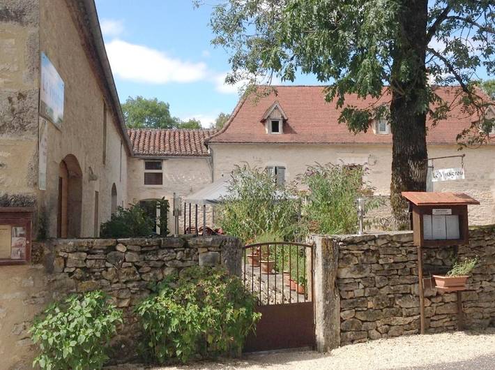 Chambre d’hôte pour 2 personnes, avec vue ainsi que piscine et jardin à Concots