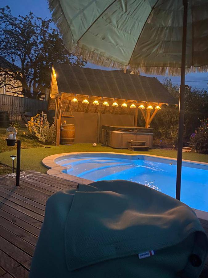 Cama y desayuno para 2 personas, con piscina además de jardín y jacuzzi en Blois