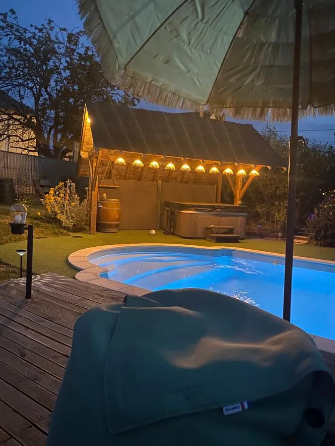 Alojamiento y desayuno para 2 personas, con jacuzzi además de jardín y piscina - 1