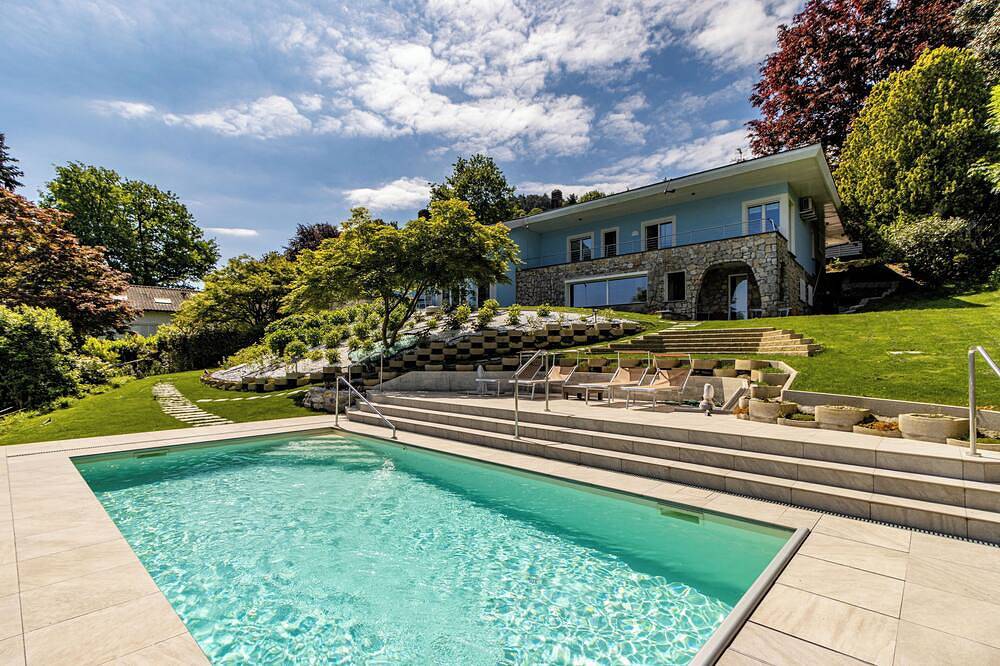 Luxury Villa, swimming pool private beach sleeps 8 in Comabbio, Varese Provinz