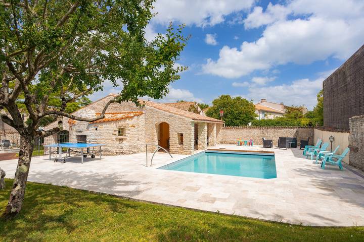 Gîte Le Romarin: Shared Pool, Communal Terrace & Wi-Fi in Courçon in Courçon, La Rochelle region