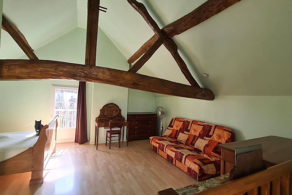 Charming independent tuffeau house in Saint-Cyr-en-Bourg, Vallée de la Loire