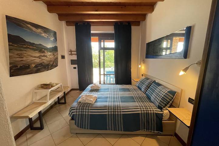 Ganze Wohnung, Blu Flat (2 pax) + 2 Bunks Bed, Fiocchina magic place - Salò - Garda Lake in Salò, Gardasee-Berge