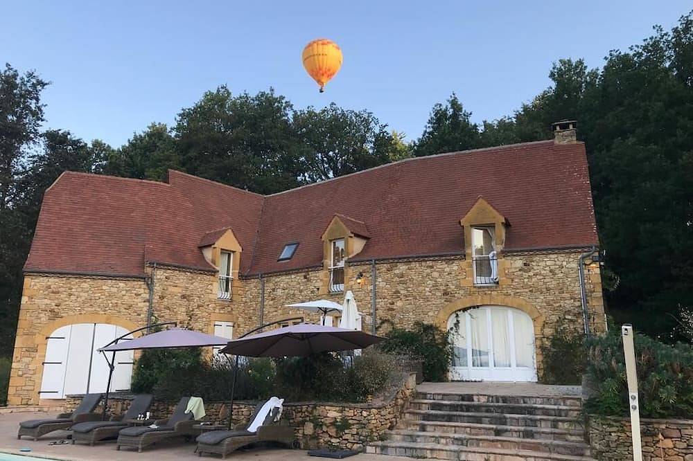 Luxury secluded chateau with pool and hot tub in Beynac-et-Cazenac, Périgord Noir