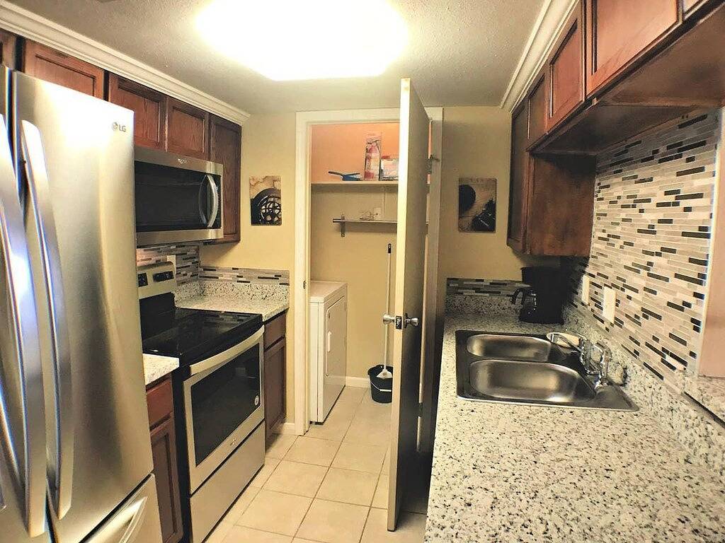 Ganze Wohnung, Sandpiper Stay-Coastal Condo w / Pool, Fitnessraum, in der Nähe von Seawall! in Galveston Island, Galveston