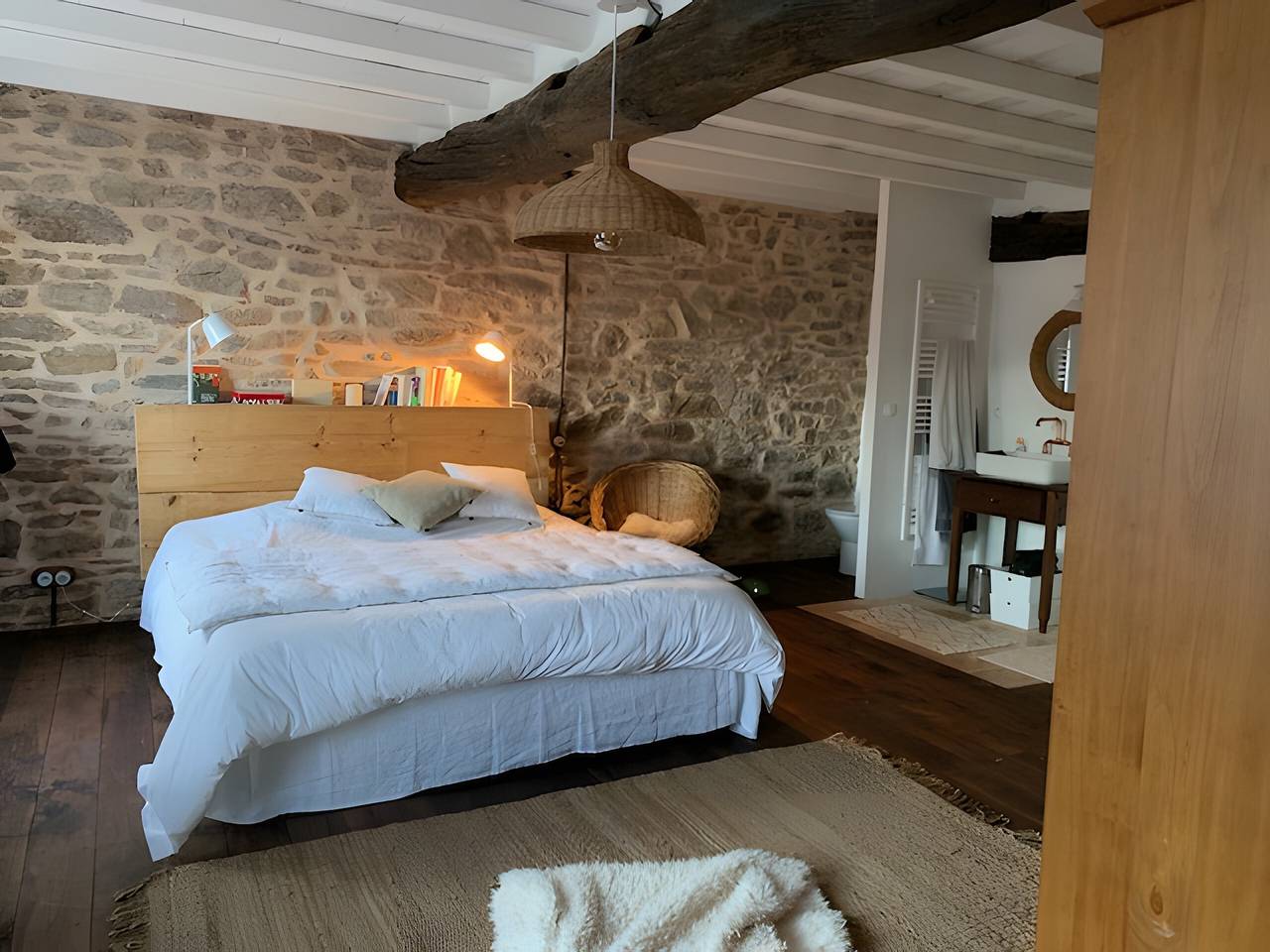 Ferme du Xvie rénovée entièrement à 20 min de l'océan et aux pieds de sentiers de randonnées. in Sare, Région de Bayonne