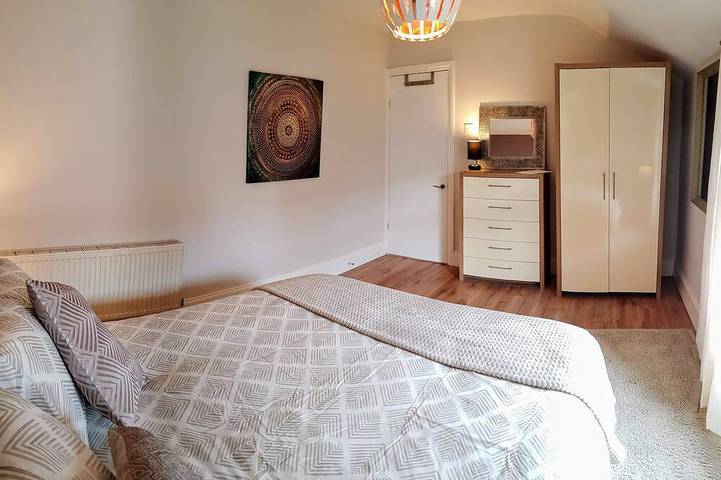 Helles, luftiges und geräumiges Zimmer. Zentral gelegen in Portsmouth, Südostengland