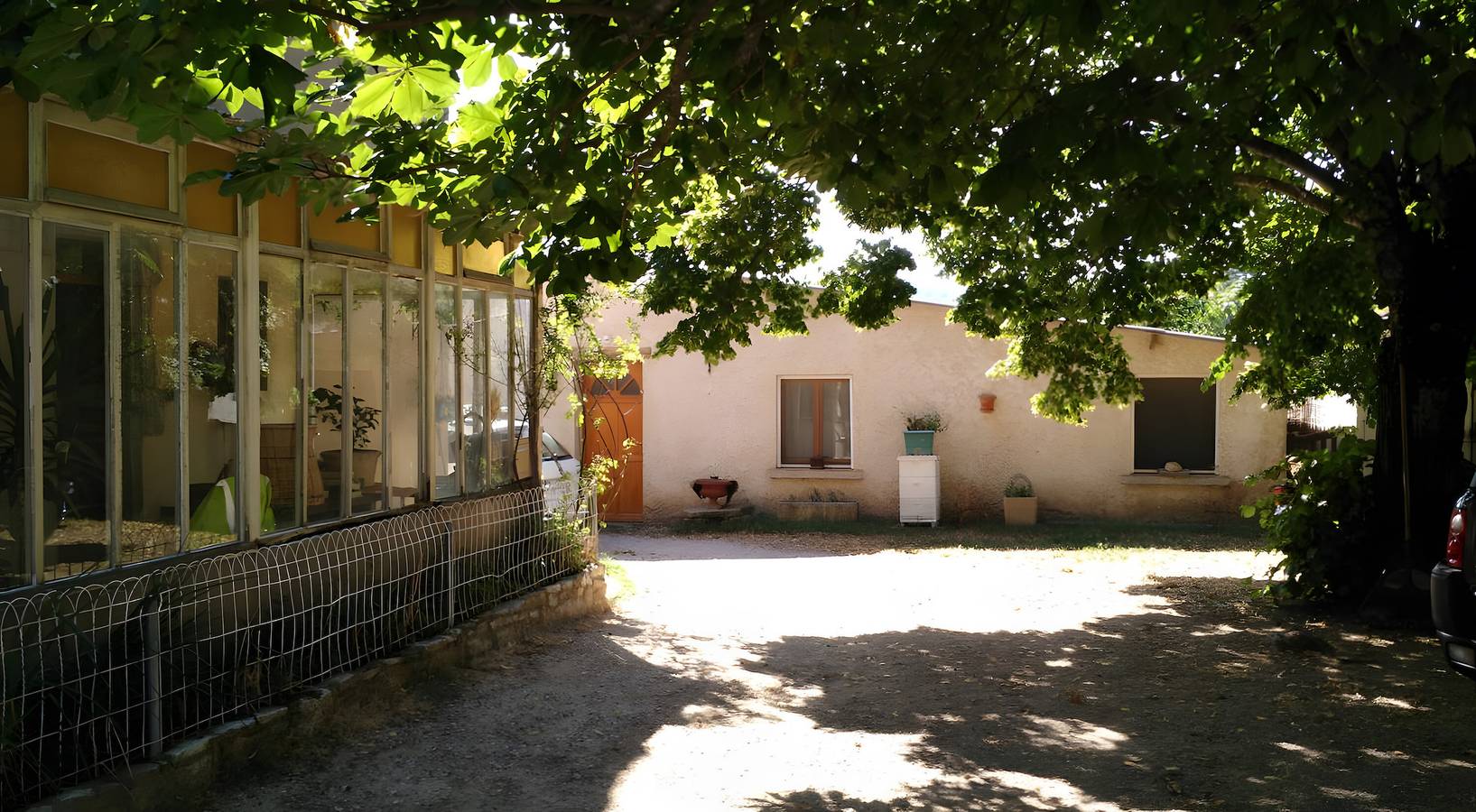 Gîte Provence Luberon Paca (pmr) in Revest-des-Brousses, Parc naturel régional du Luberon