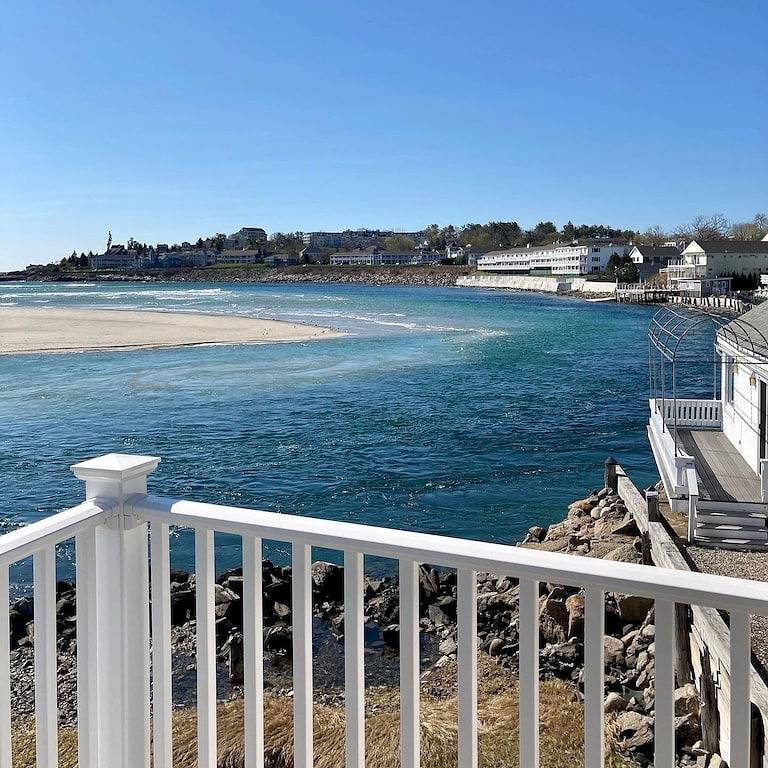 Ganze Wohnung, Ogunquit ocean front 1Br/1Ba with deck, short walk to beach + center of town in Ogunquit, York County