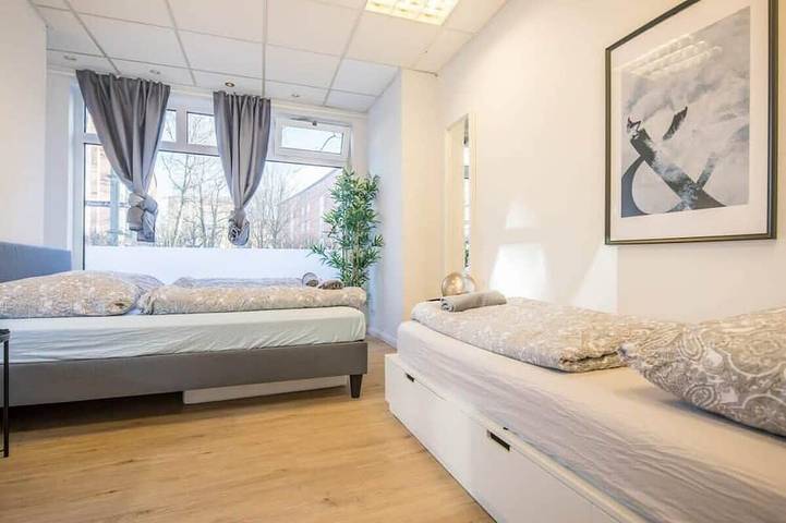 Ganze Wohnung, Spacious Two  Br Close To Stadtpark and Street Parking in Barmbek Hamburg, Hamburg