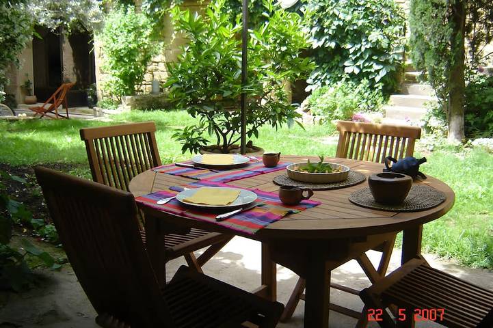 Location de vacances pour 2 personnes, avec piscine et jardin à Vers-Pont-du-Gard