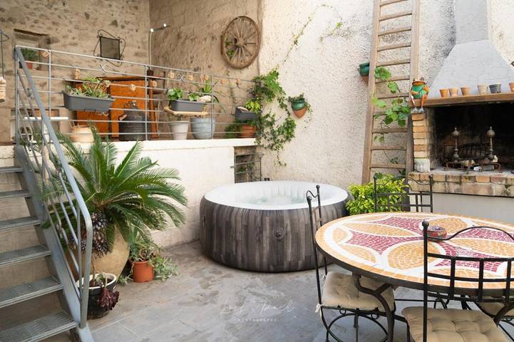 Location de vacances pour 4 personnes, avec Balcon ainsi que Jacuzzi et Terrasse à Cazouls-d'Hérault