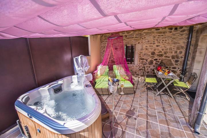 Location de vacances pour 4 personnes, avec piscine et jacuzzi à Allègre-les-Fumades