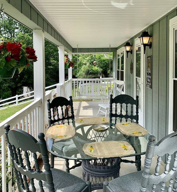 Gingerbread Hot Tub and Access to Farm Petting Zoo in Watauga Lake
