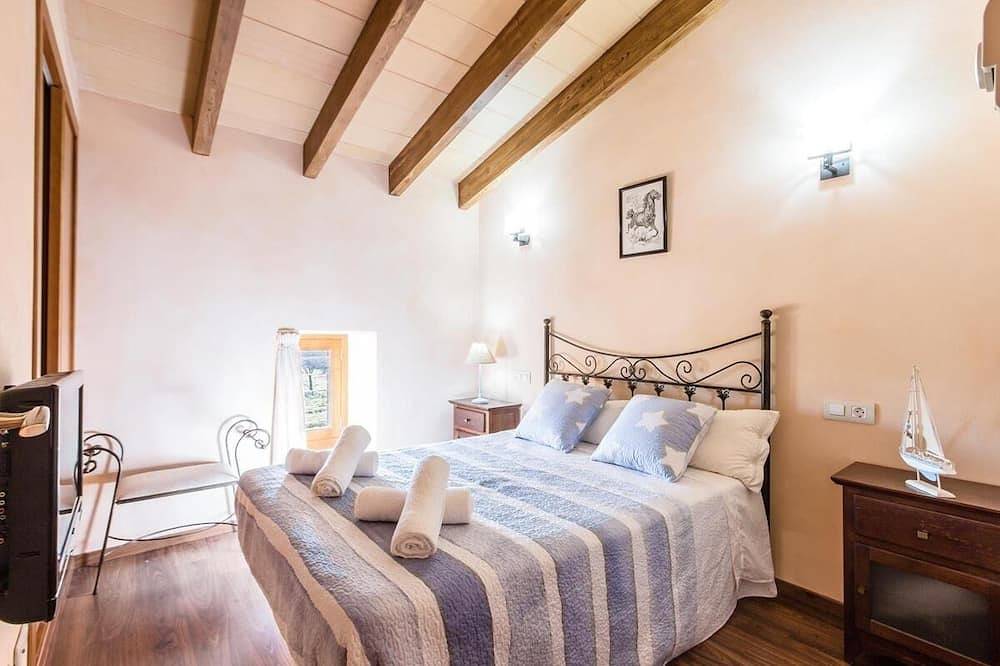 Finca Capote, private pool, Wifi, A/C, 3 bedrooms, 2.5 bathrooms, 6 persons in Búger, Majorca Center