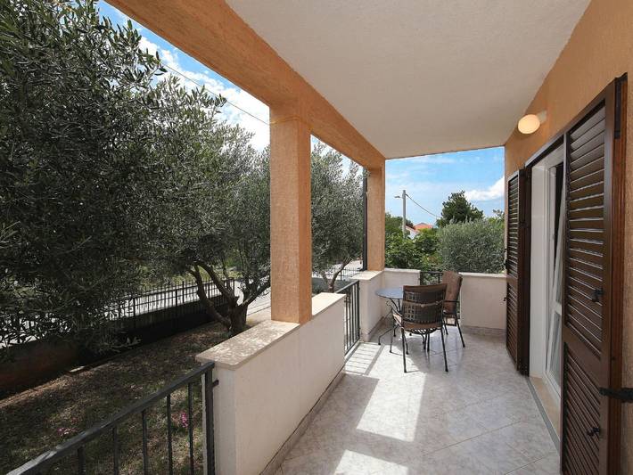 Ferienhaus für 8 Personen, mit Balkon und Terrasse sowie Garten in Obrovac - 2
